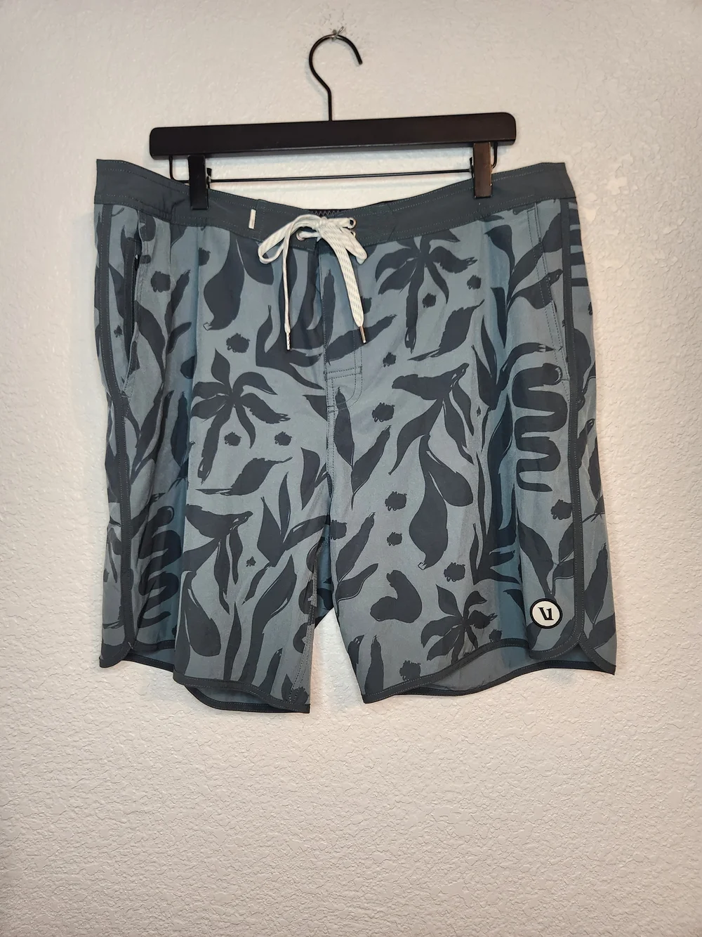 Vuori Men's Cruise Boardshorts featuring a blue hydrangea botanical size 36 V314
